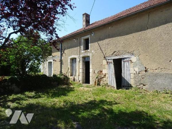 A 5 minutes de Chauvigny, ensemble immobilier en pierre comprenant une maison d'habitation à re...