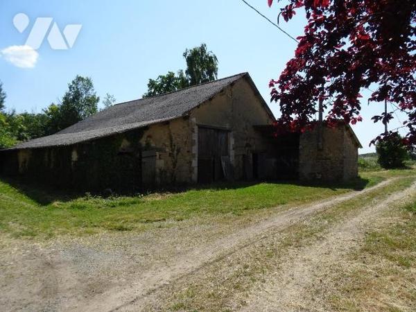 A 5 minutes de Chauvigny, ensemble immobilier en pierre comprenant une maison d'habitation à re...