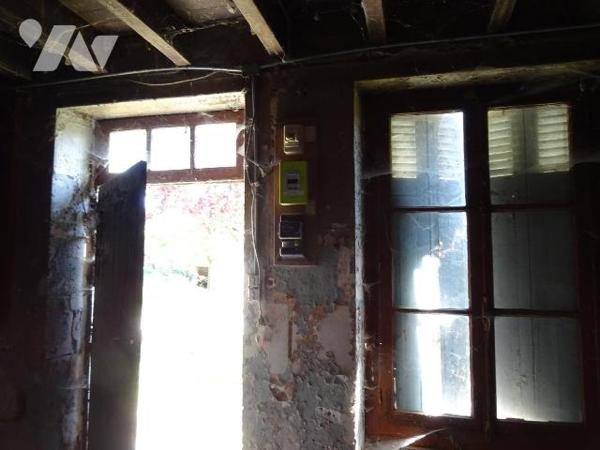A 5 minutes de Chauvigny, ensemble immobilier en pierre comprenant une maison d'habitation à re...