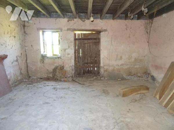 A 5 minutes de Chauvigny, ensemble immobilier en pierre comprenant une maison d'habitation à re...
