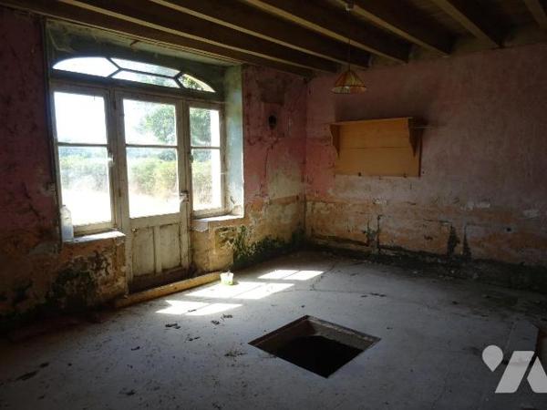 A 5 minutes de Chauvigny, ensemble immobilier en pierre comprenant une maison d'habitation à re...