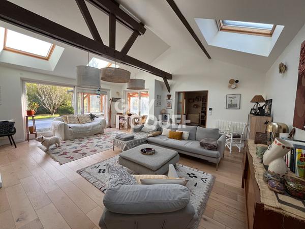 Maison de plain-pied 5 pièce(s) 137,54 m2 avec piscine et un chalet d'habitation de 37.92m² sur terrain de 1480m²