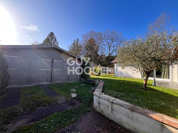 Maison de plain-pied 5 pièce(s) 137,54 m2 avec piscine et un chalet d'habitation de 37.92m² sur terrain de 1480m²