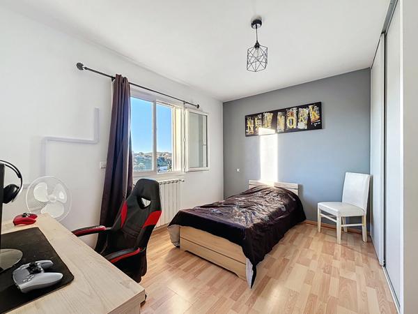 Grande maison lumineuse - 4 chambres de 144 m² à LAVEYRON