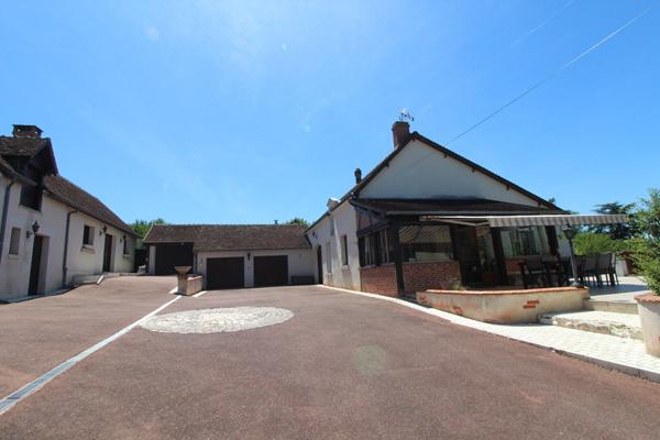 PROPRIETE AVEC PISCINE ET DEPENDANCES