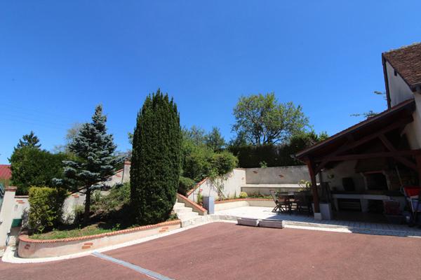 PROPRIETE AVEC PISCINE ET DEPENDANCES