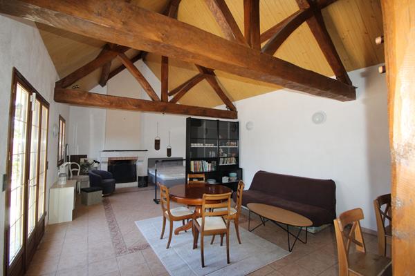 PROPRIETE AVEC PISCINE ET DEPENDANCES