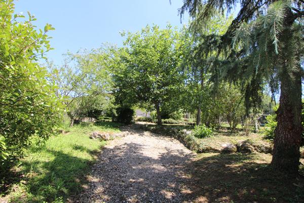 PROPRIETE AVEC PISCINE ET DEPENDANCES