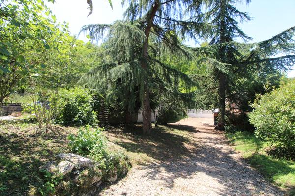 PROPRIETE AVEC PISCINE ET DEPENDANCES