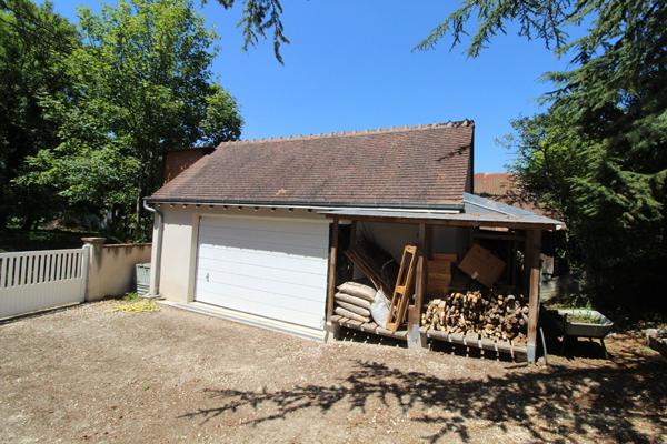 PROPRIETE AVEC PISCINE ET DEPENDANCES