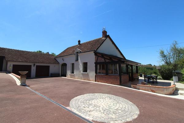 PROPRIETE AVEC PISCINE ET DEPENDANCES