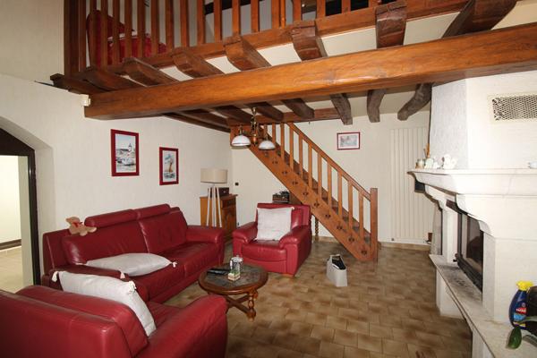 PROPRIETE AVEC PISCINE ET DEPENDANCES