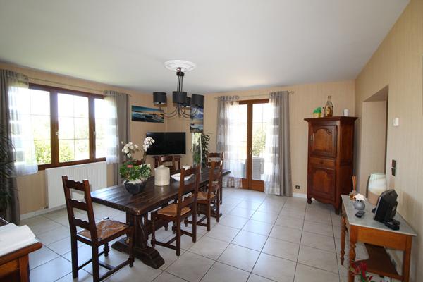 PROPRIETE AVEC PISCINE ET DEPENDANCES