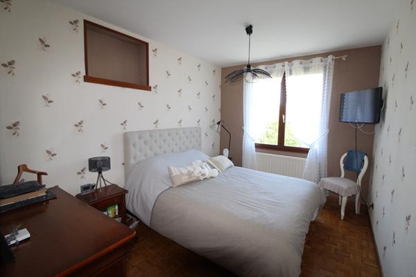 PROPRIETE AVEC PISCINE ET DEPENDANCES