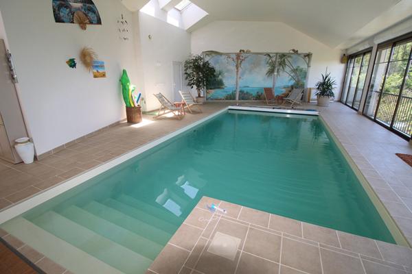 PROPRIETE AVEC PISCINE ET DEPENDANCES