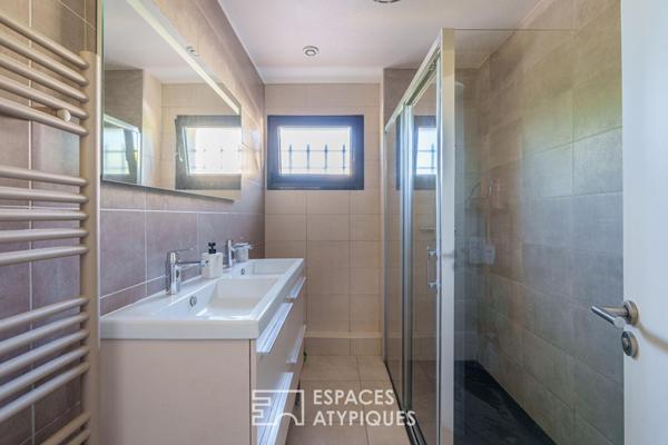 Maison rénovée et son jardin paysager