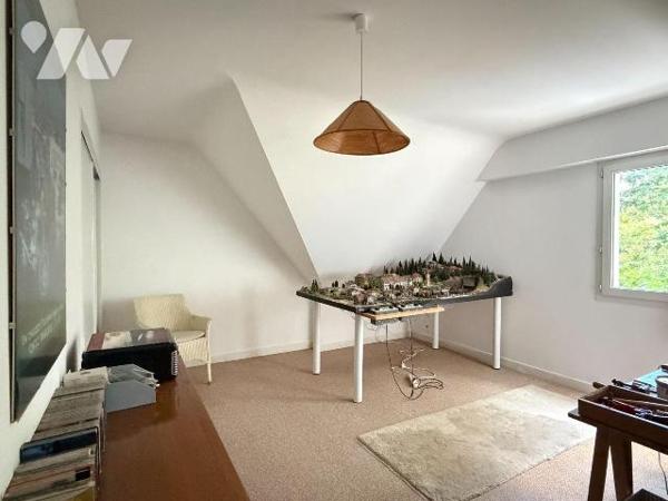 Sur les hauteurs de Pont-Aven, cette discrète et élégante propriété de 153 m2 bénéficie d'une l...