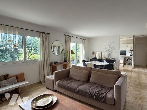 Sur les hauteurs de Pont-Aven, cette discrète et élégante propriété de 153 m2 bénéficie d'une l...