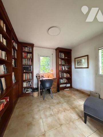 Sur les hauteurs de Pont-Aven, cette discrète et élégante propriété de 153 m2 bénéficie d'une l...