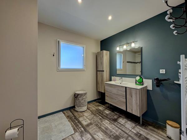 Sainte-Livrade-sur-Lot (47110) Sur les hauteurs, proche Villeneuve sur lot, Superbe villa de plain-pied de 2018 avec piscine