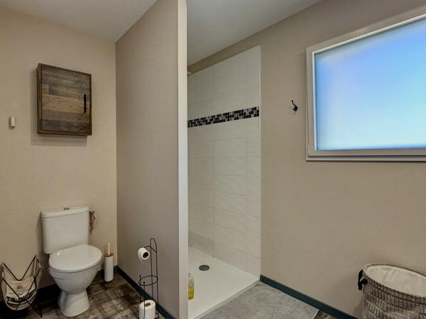 Sainte-Livrade-sur-Lot (47110) Sur les hauteurs, proche Villeneuve sur lot, Superbe villa de plain-pied de 2018 avec piscine