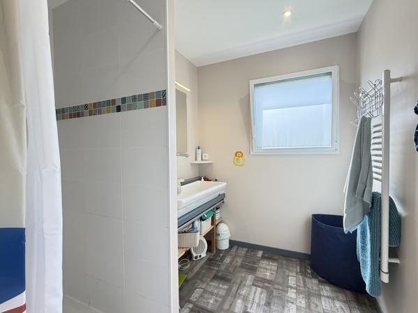 Sainte-Livrade-sur-Lot (47110) Sur les hauteurs, proche Villeneuve sur lot, Superbe villa de plain-pied de 2018 avec piscine