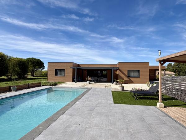 Sainte-Livrade-sur-Lot (47110) Sur les hauteurs, proche Villeneuve sur lot, Superbe villa de plain-pied de 2018 avec piscine