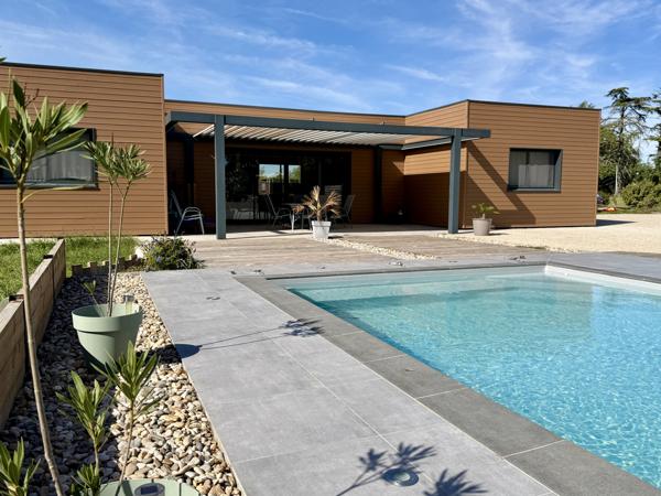 Sainte-Livrade-sur-Lot (47110) Sur les hauteurs, proche Villeneuve sur lot, Superbe villa de plain-pied de 2018 avec piscine
