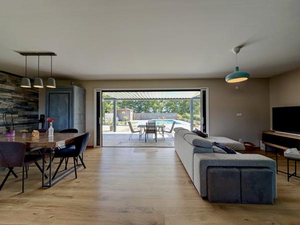 Sainte-Livrade-sur-Lot (47110) Sur les hauteurs, proche Villeneuve sur lot, Superbe villa de plain-pied de 2018 avec piscine