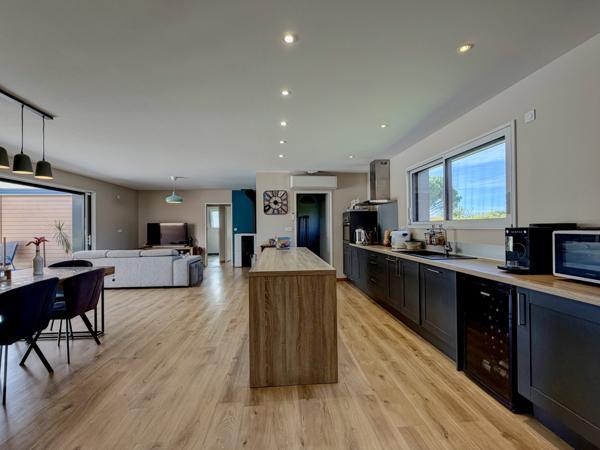 Sainte-Livrade-sur-Lot (47110) Sur les hauteurs, proche Villeneuve sur lot, Superbe villa de plain-pied de 2018 avec piscine