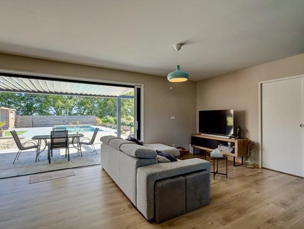 Sainte-Livrade-sur-Lot (47110) Sur les hauteurs, proche Villeneuve sur lot, Superbe villa de plain-pied de 2018 avec piscine