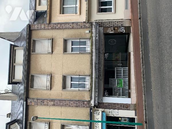 Immeuble comprenant un local commercial au rez de chaussée et un logement sur trois étages.
