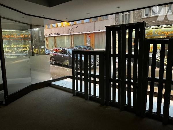 Immeuble comprenant un local commercial au rez de chaussée et un logement sur trois étages.