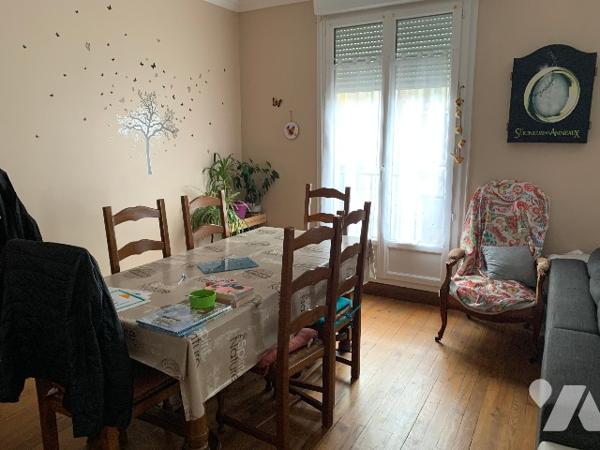 Immeuble comprenant un local commercial au rez de chaussée et un logement sur trois étages.