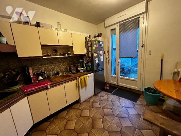 Immeuble comprenant un local commercial au rez de chaussée et un logement sur trois étages.