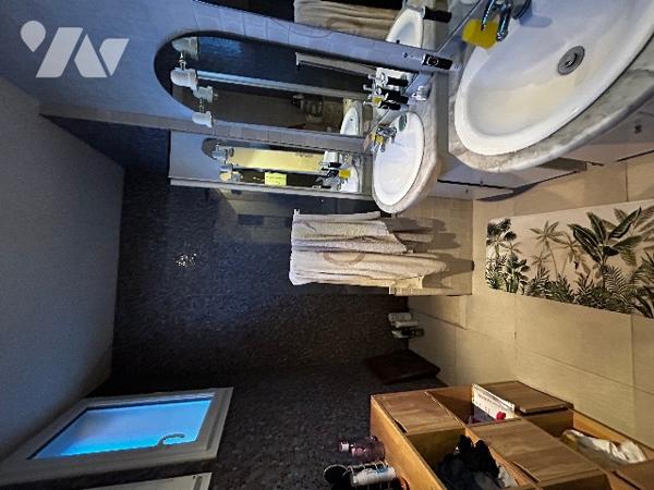 Immeuble comprenant un local commercial au rez de chaussée et un logement sur trois étages.