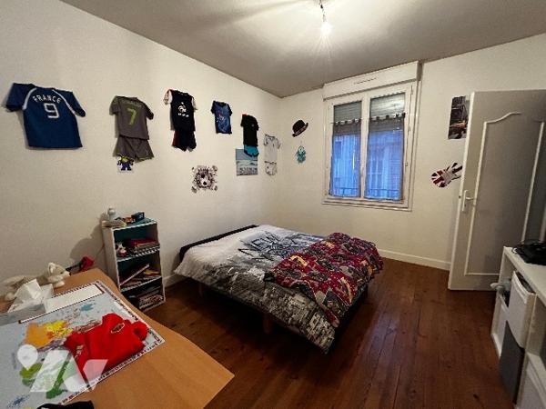 Immeuble comprenant un local commercial au rez de chaussée et un logement sur trois étages.