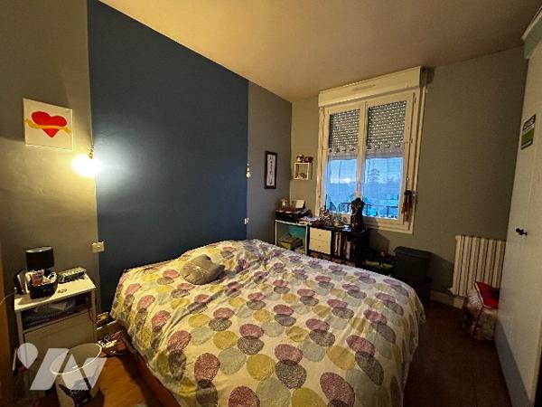 Immeuble comprenant un local commercial au rez de chaussée et un logement sur trois étages.