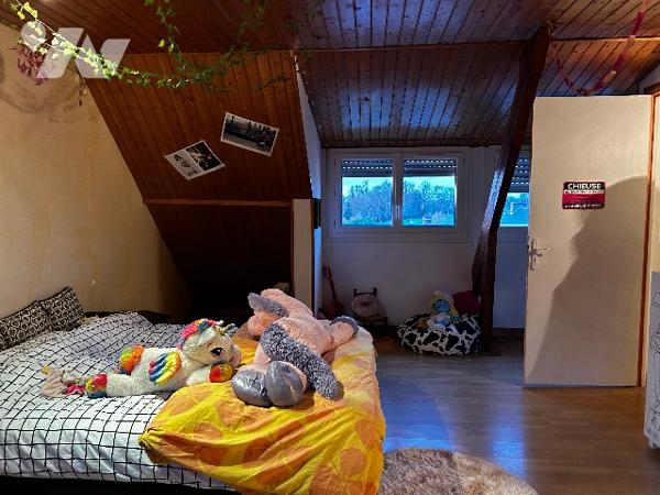 Immeuble comprenant un local commercial au rez de chaussée et un logement sur trois étages.