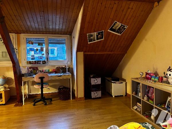 Immeuble comprenant un local commercial au rez de chaussée et un logement sur trois étages.