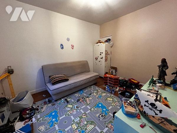 Immeuble comprenant un local commercial au rez de chaussée et un logement sur trois étages.