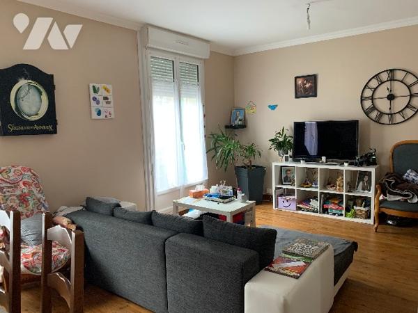 Immeuble comprenant un local commercial au rez de chaussée et un logement sur trois étages.