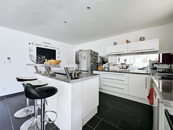 Maison récente de plain-pied La Crau 5 pièce(s) 122m2 -Piscine- Secteur calme, résidentiel et recherché