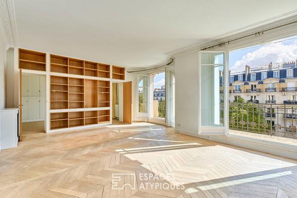 Haussmannien traversant en étage élevé avec balcons et vue proche Village d’Auteuil