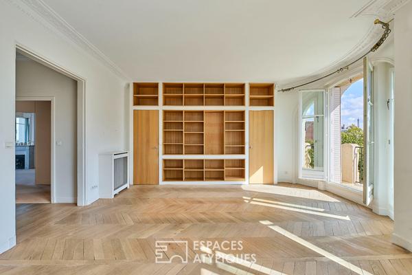 Haussmannien traversant en étage élevé avec balcons et vue proche Village d’Auteuil