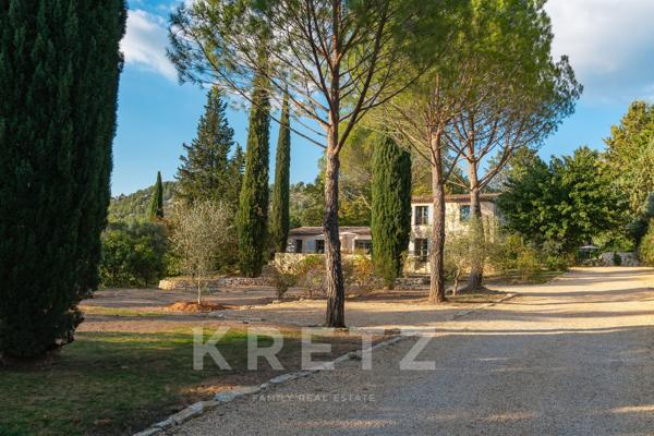 LE THOLONET_ VILLA D'EXCEPTION DE 300 M2, 5 CHAMBRES AU PIED DE LA SAINTE-VICTOIRE