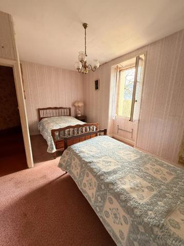 Maison en pierre, 65m², 2 chambres avec garage et dépendance, 29 500 €