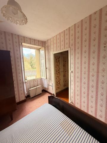 Maison en pierre, 65m², 2 chambres avec garage et dépendance, 29 500 €