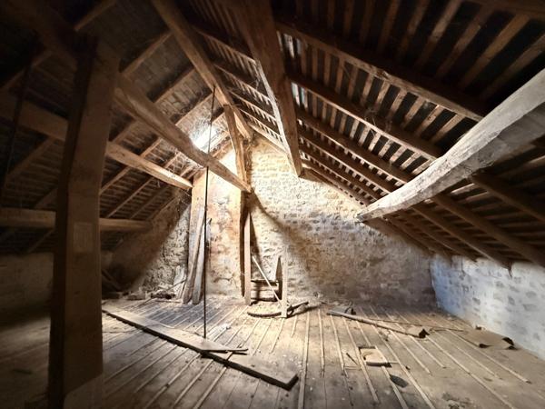 Maison en pierre, 65m², 2 chambres avec garage et dépendance, 29 500 €
