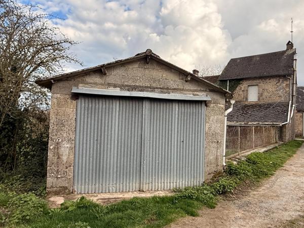 Maison en pierre, 65m², 2 chambres avec garage et dépendance, 29 500 €